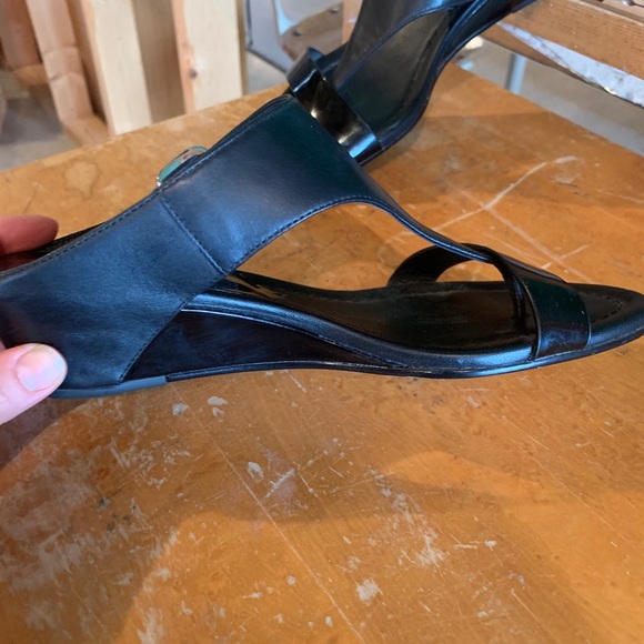 Donald Pliner slides. Black. 6.5 - Picture 5 of 7